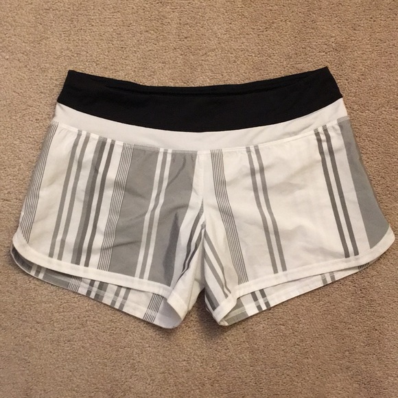 Lululemon Groovy Run Short 6 - Picture 4 of 14